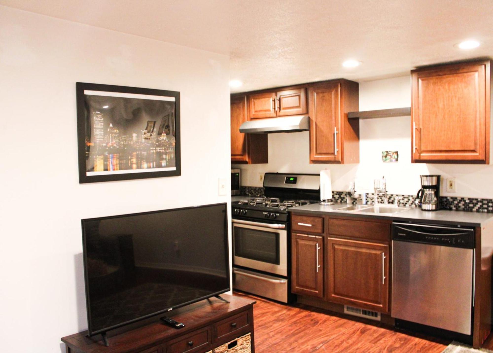 1 Bed Apt - Amazing Location 1 Block To Carson St Pittsburgh Exterior photo
